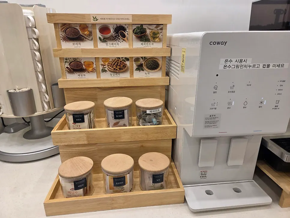 Self-serve drink corner used after the meal