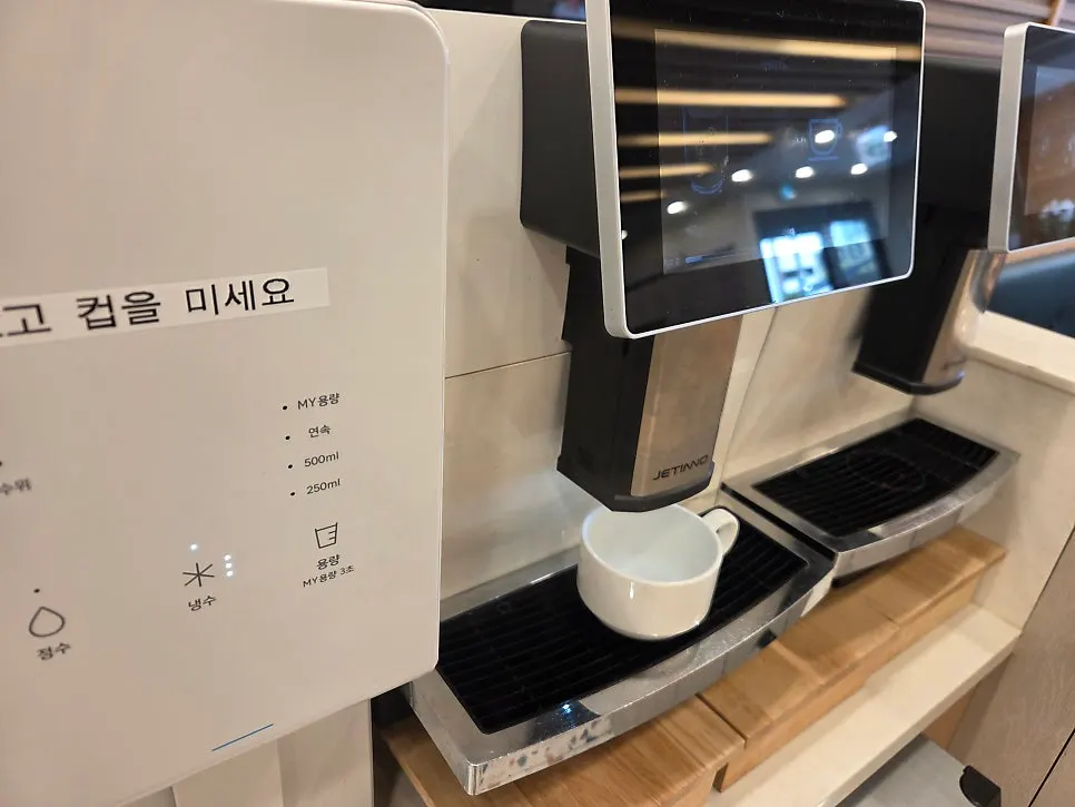 Coffee machines and mix coffee at the restaurant