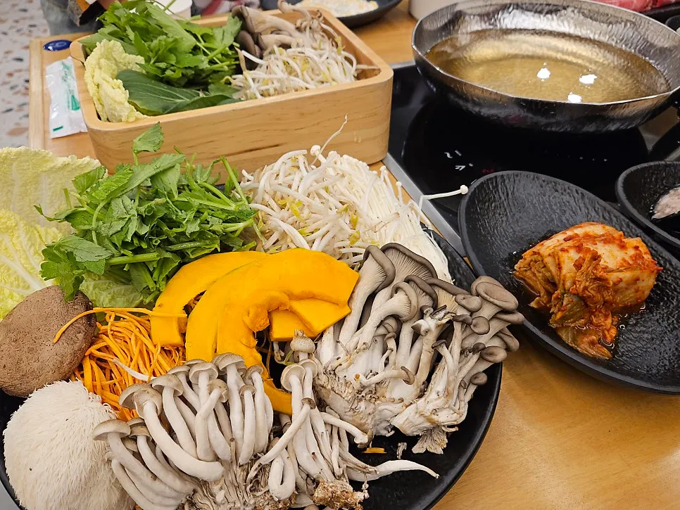 샤브샤브 육수 냄비와 야채 접시