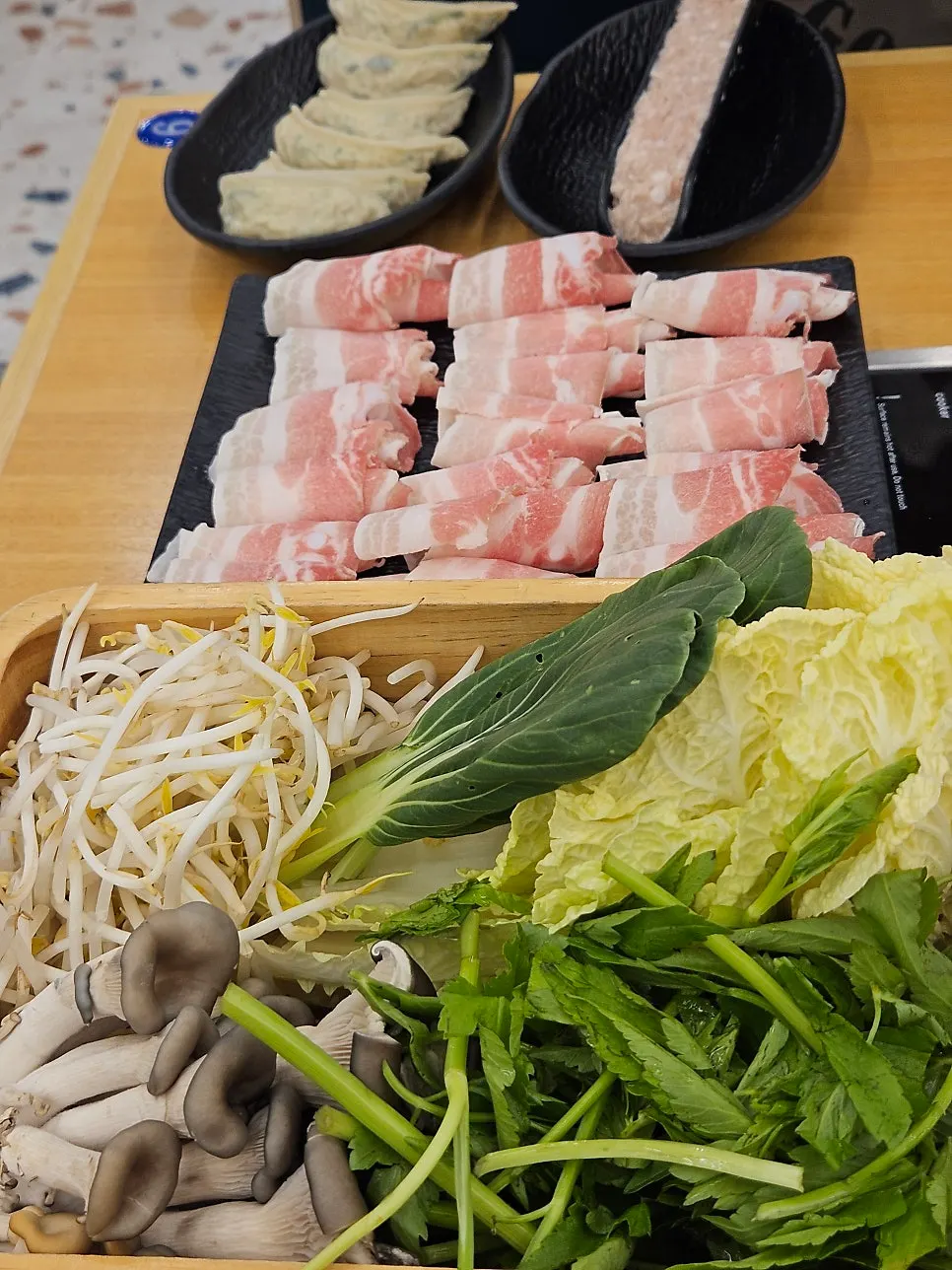 얇게 썬 삼겹 샤브샤브용 돼지고기