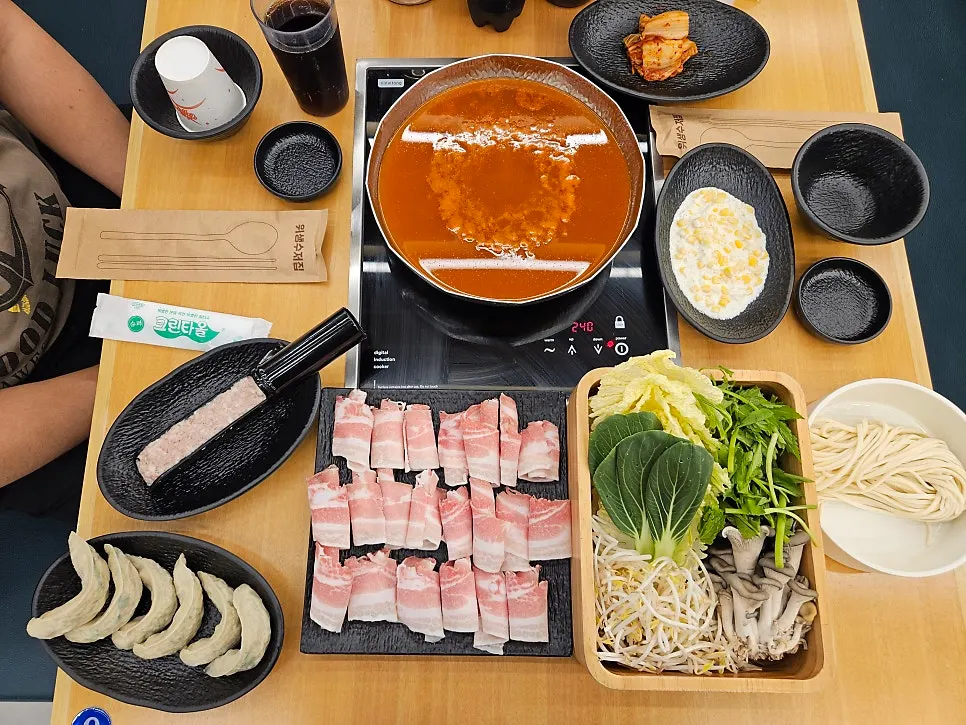 얼큰한 삼겹 샤브칼국수 육수 냄비