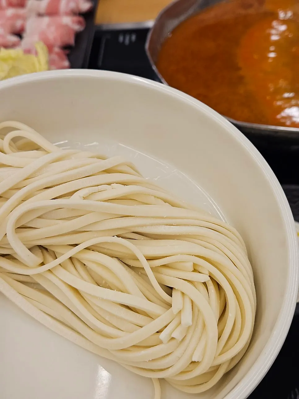 육수에 넣어 끓인 생면 칼국수
