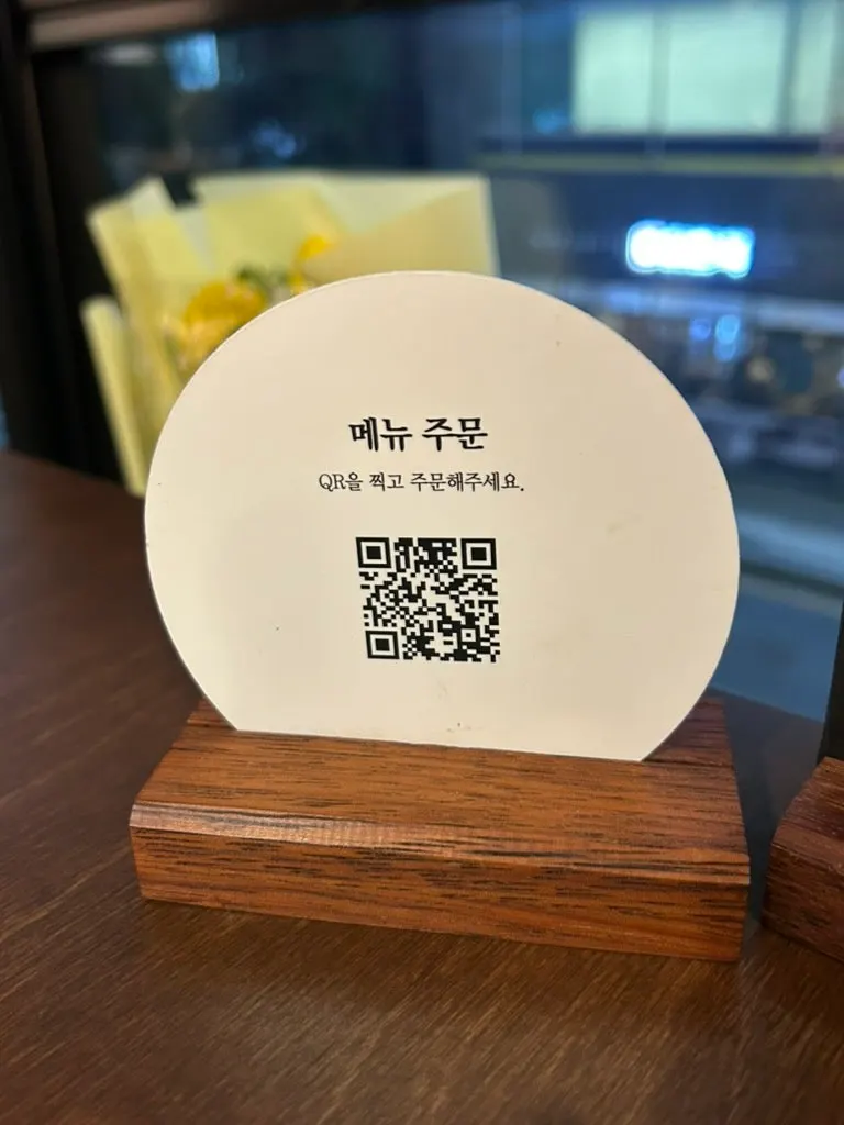 구이용 화로가 놓인 테이블