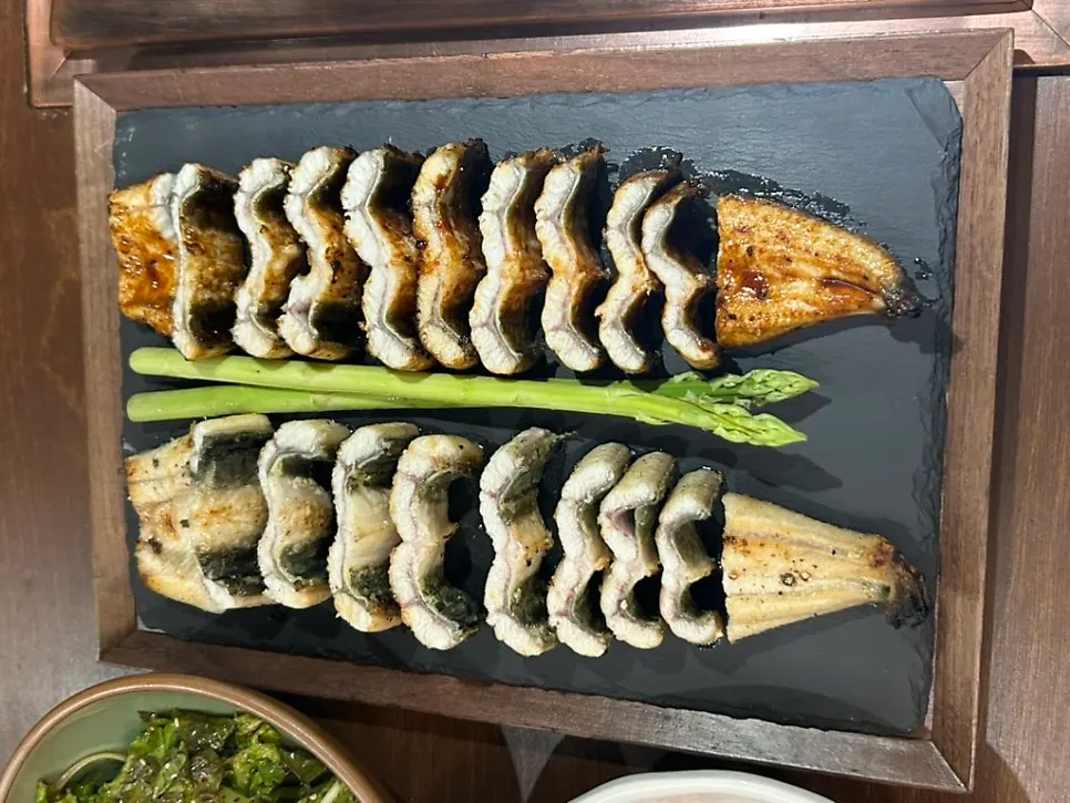 한 줄씩 세워 담은 도톰한 장어 단면