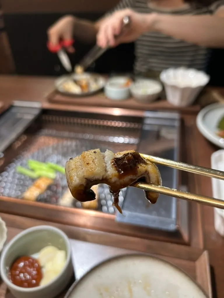 종류별로 나뉜 곁들임 그릇