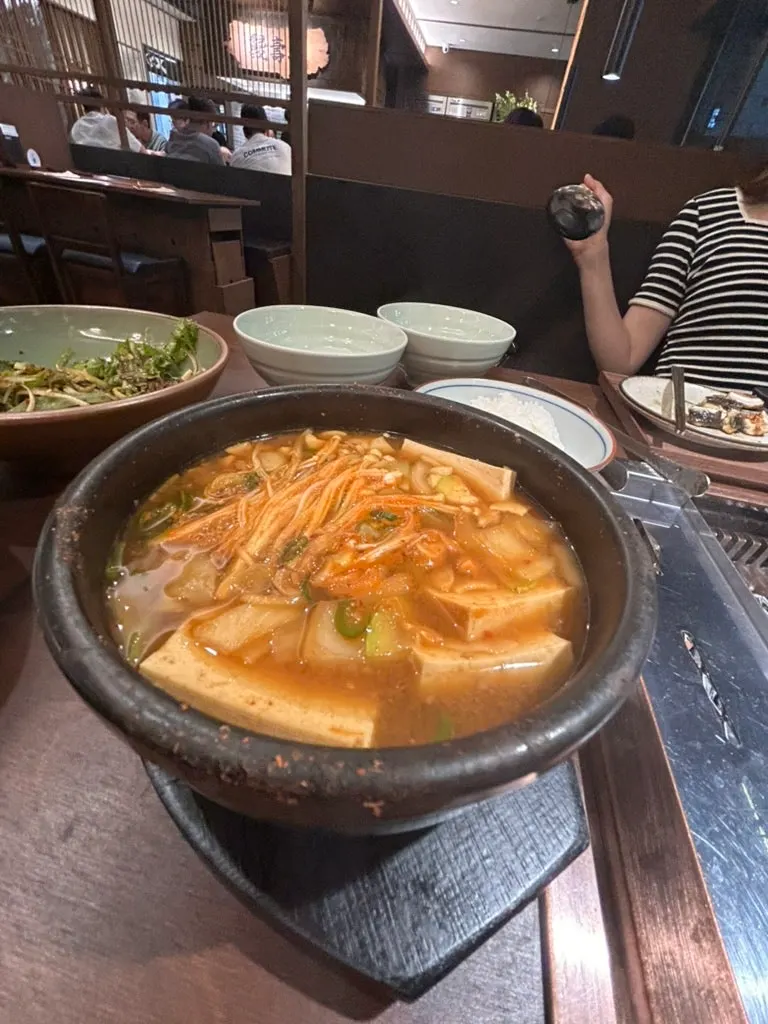 두부와 팽이버섯이 든 지리산 된장찌개 뚝배기