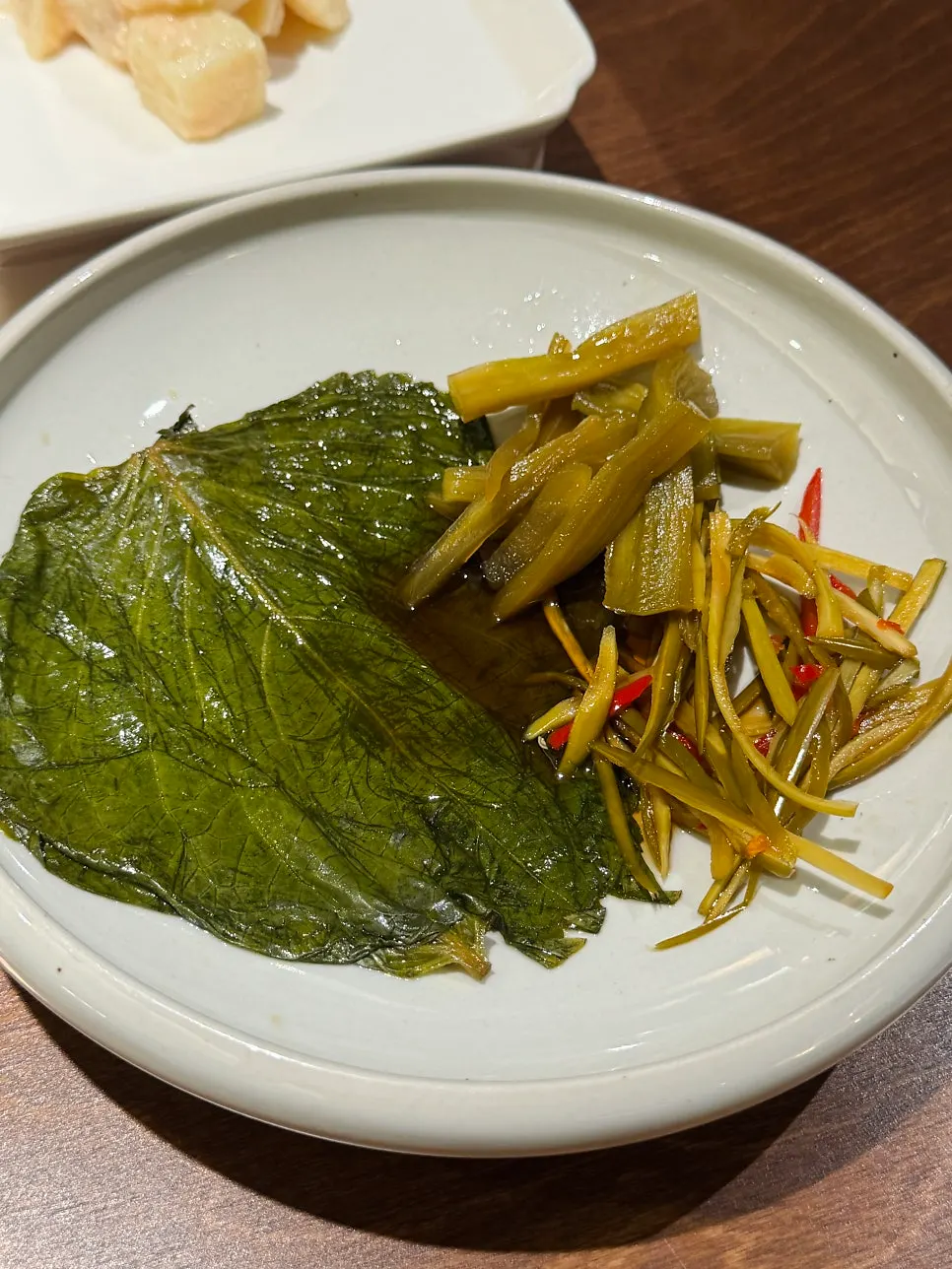 깻잎장아찌와 감자샐러드 등 밑반찬