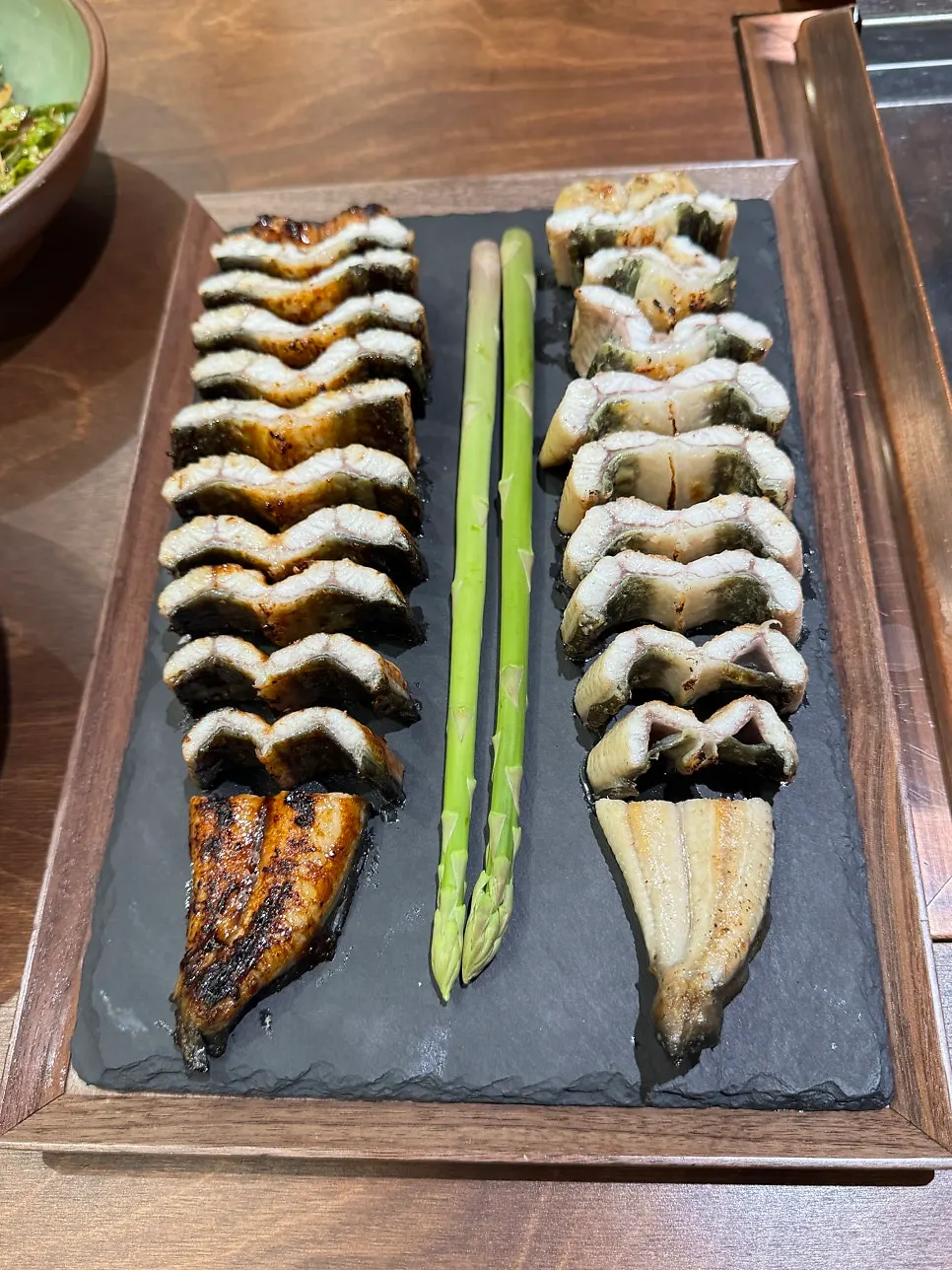 통통한 낙지가 들어간 제철나물무침 접시