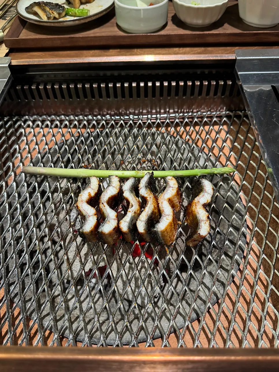 와사비와 흑임자 소금에 찍어 먹는 장어구이