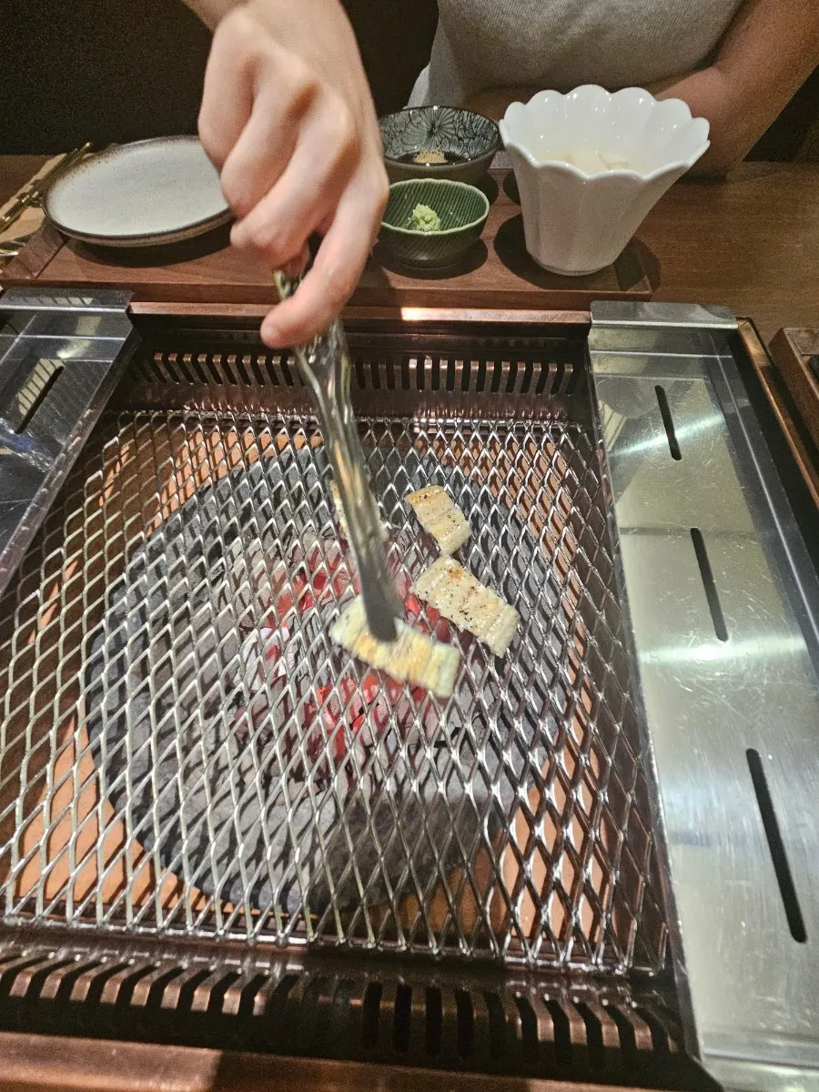 장어소금구이와 곁들임 채소 상차림
