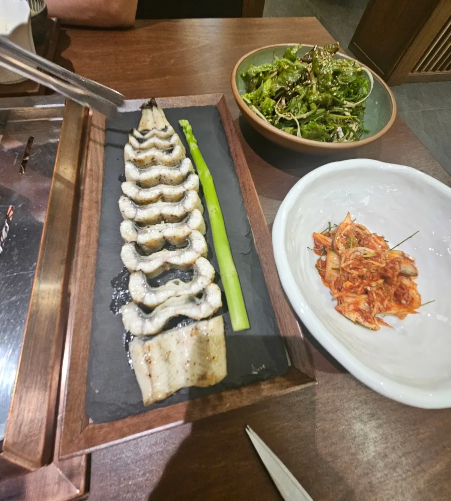 숯불에 익어가는 장어소금구이