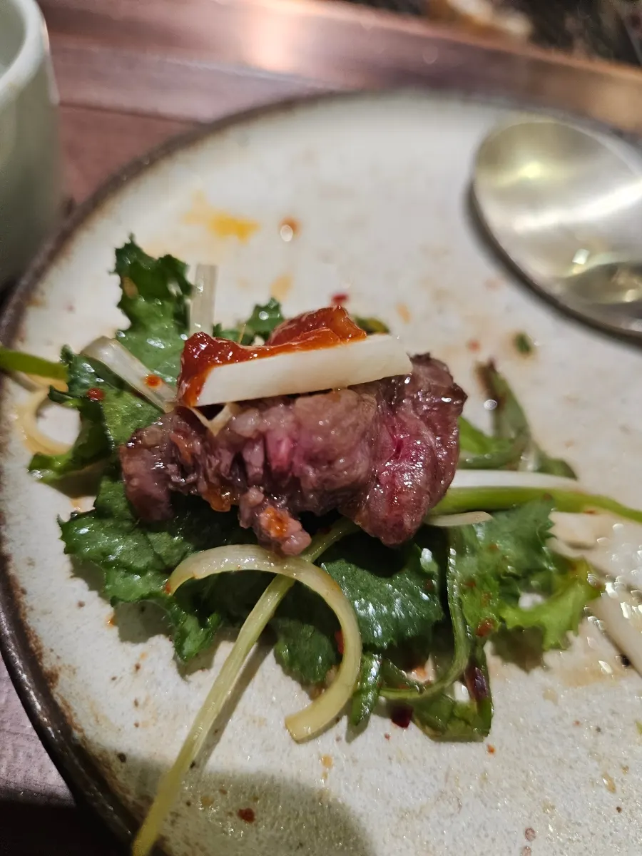 노릇하게 익은 장어소금구이 한 점