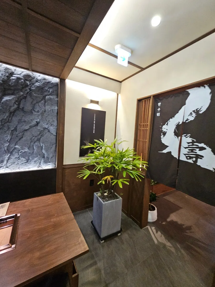 Dinner menu setup at Mansuheon Jeongja