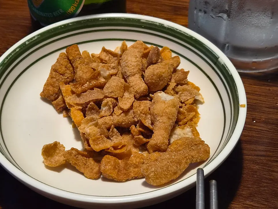 The free spicy chicken-leg chips served as a starter