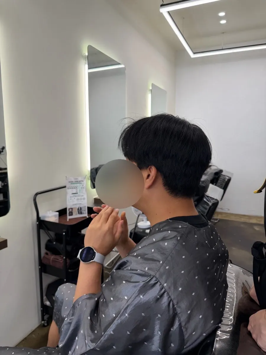 바닐라 톤 간판의 모멘티움 미용실 외관