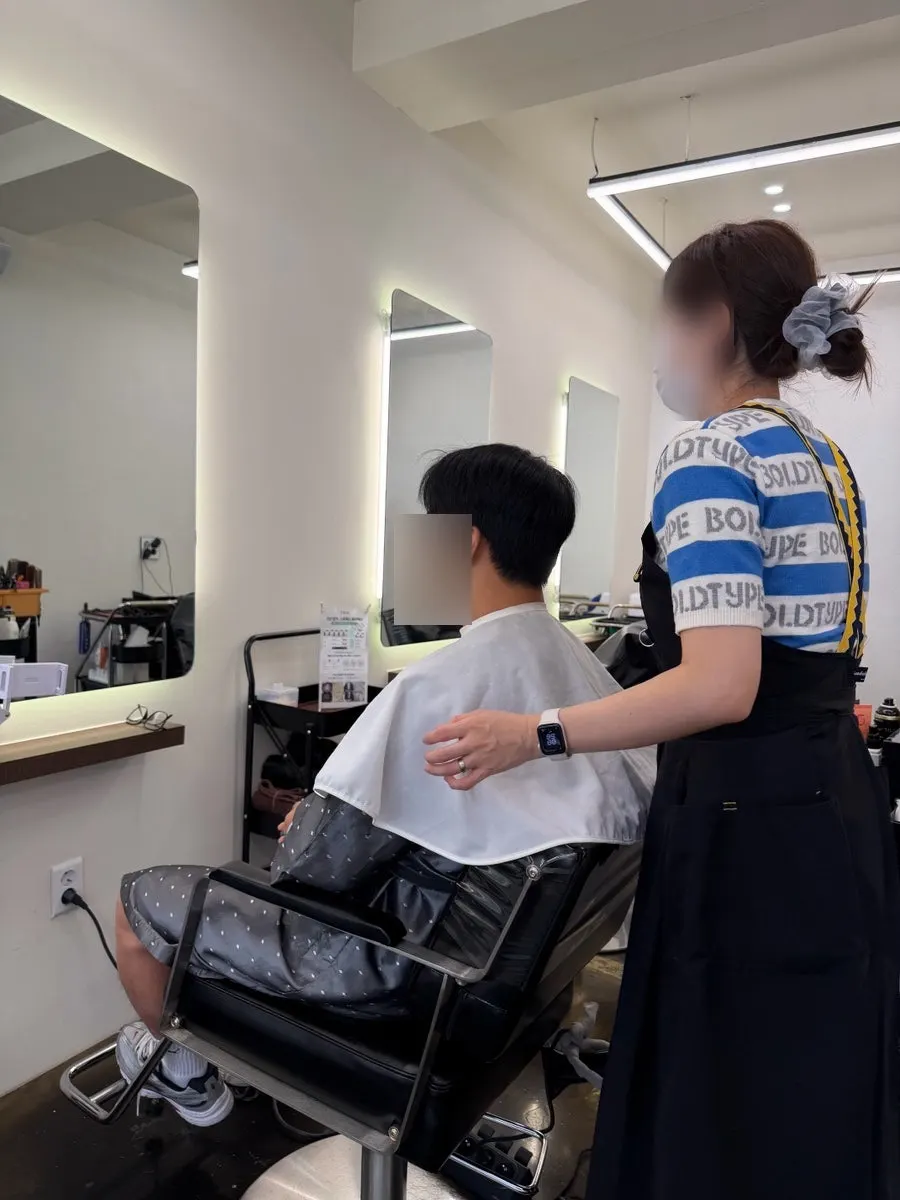 블랙 화이트 인테리어의 모멘티움 매장 내부