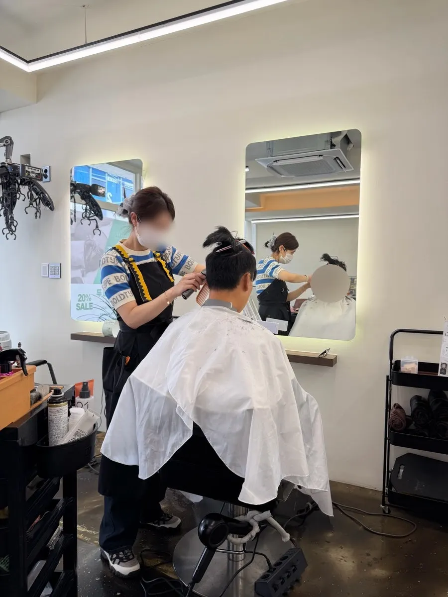 모멘티움 원장님과 남자 커트 상담 장면