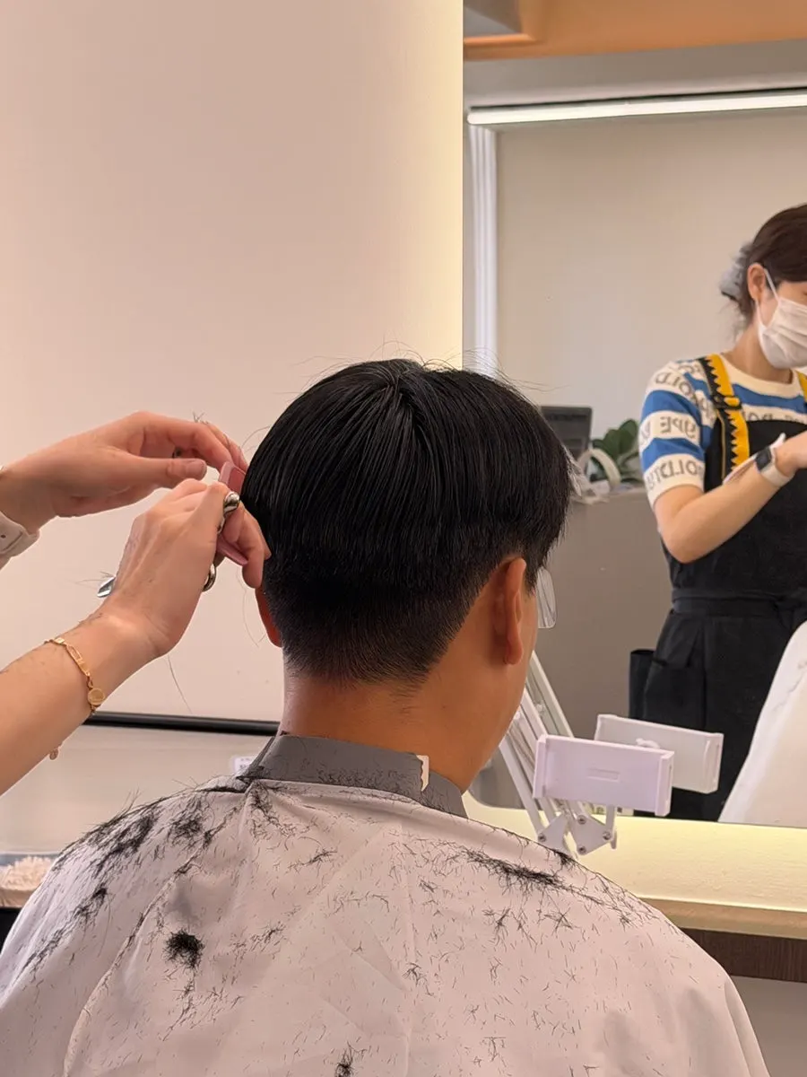 모멘티움 미용실 시술 의자와 거울
