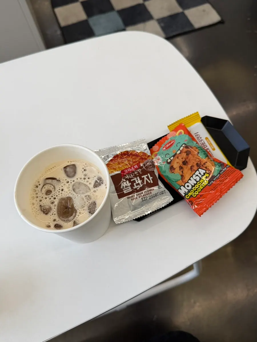 헤어라인에 피부 보호제를 바르고 시작한 새치 염색