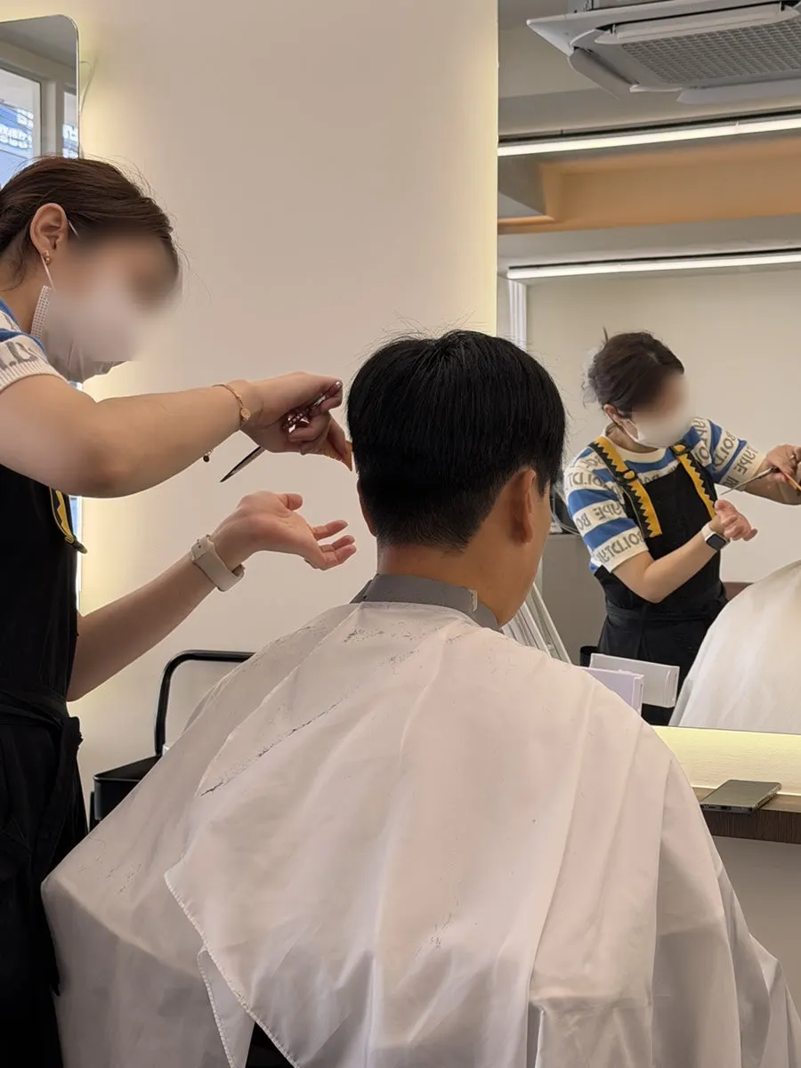 샴푸 후 마무리 커트 장면