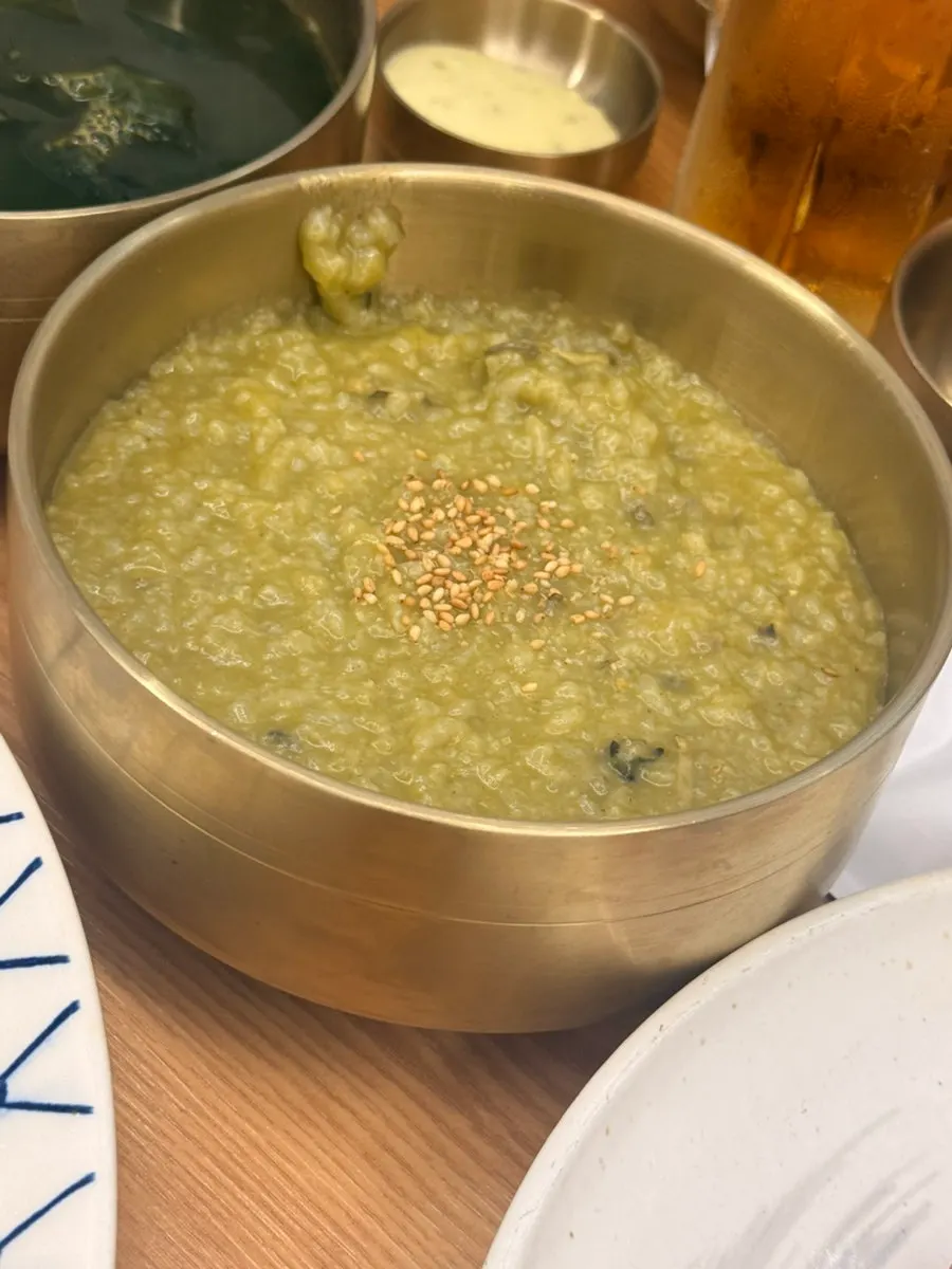 전복죽과 미역국이 담긴 그릇