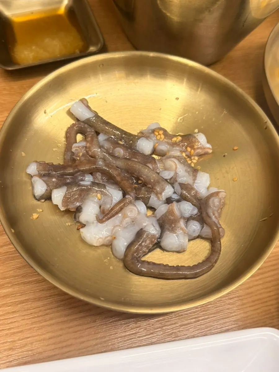 제철 해산물이 담긴 한 상 일부