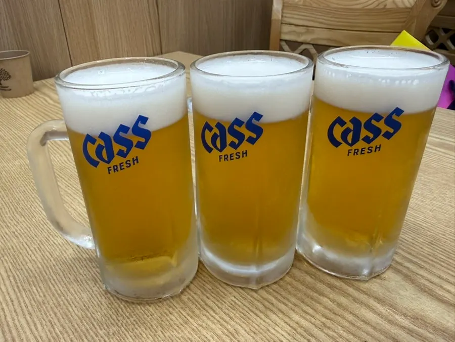 거품이 두툼한 크림생맥주 한 잔