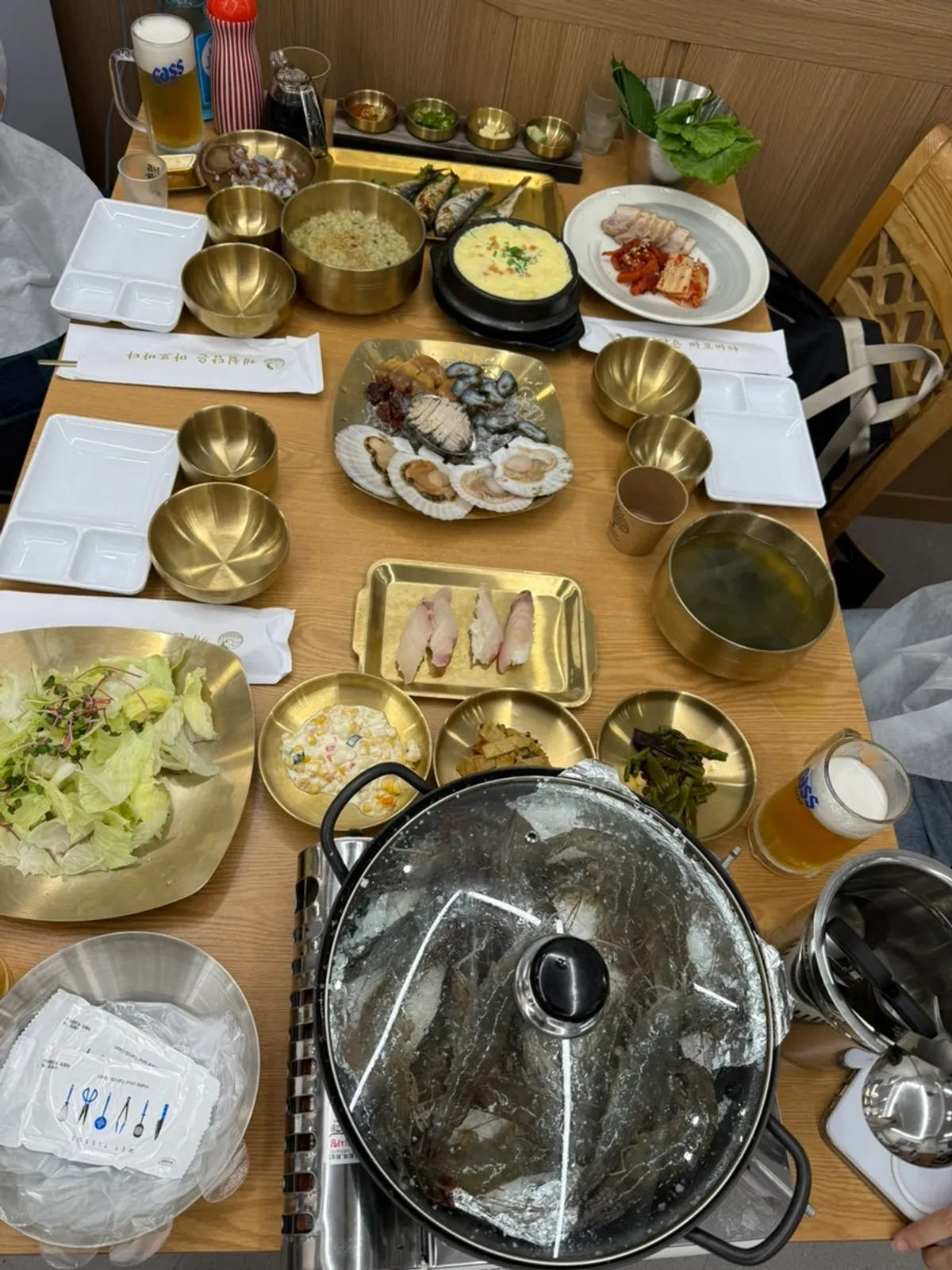 크리미한 거품이 올라간 제철담은 마포바다 생맥주
