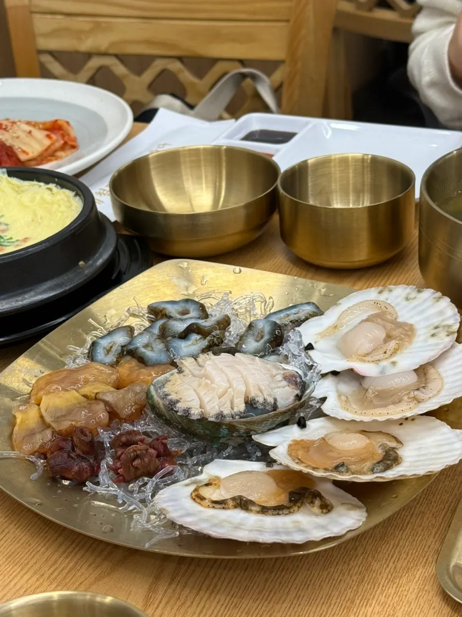 드레싱을 올린 양상추 샐러드