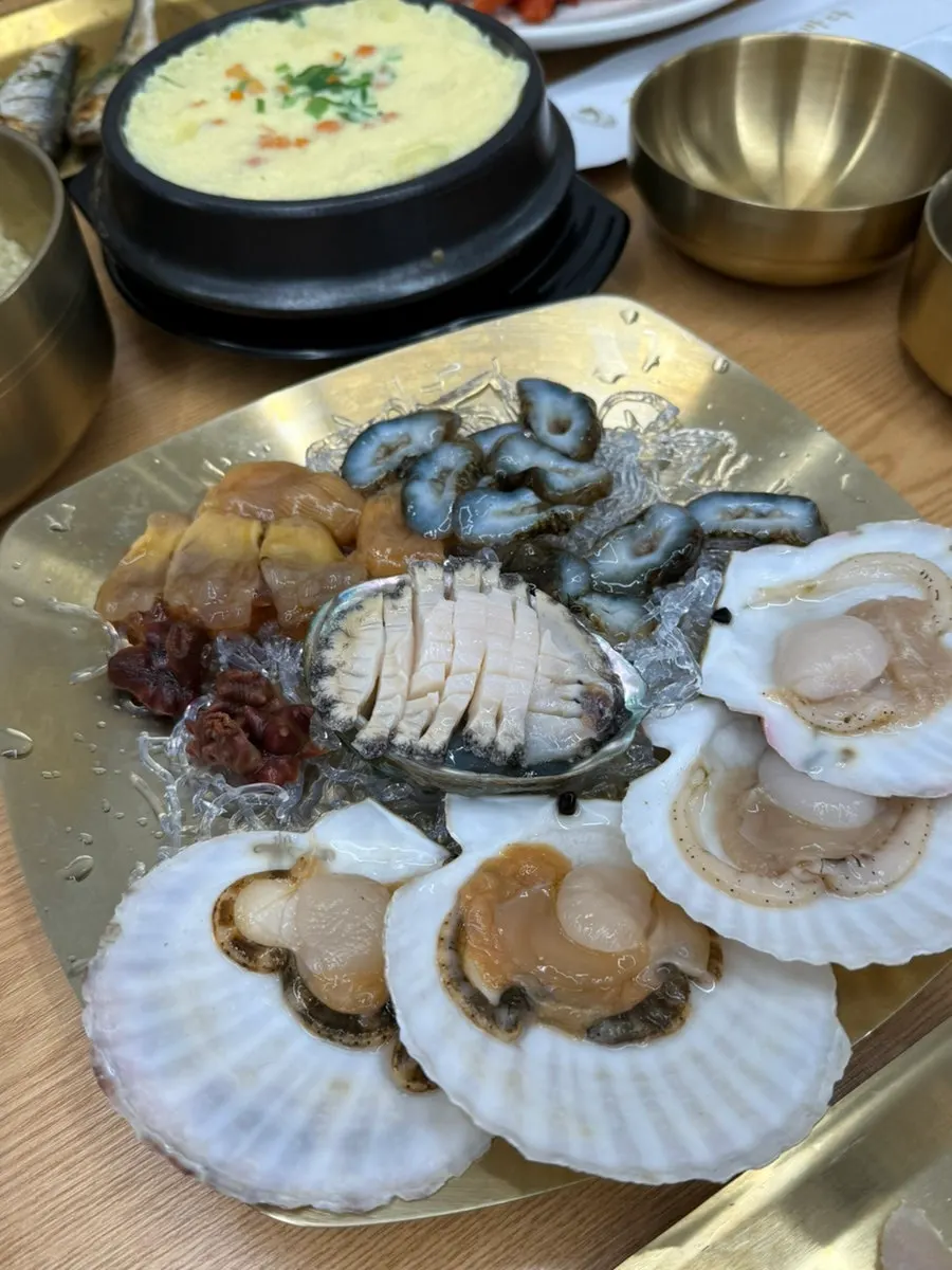 식전에 나온 양상추 샐러드 접시