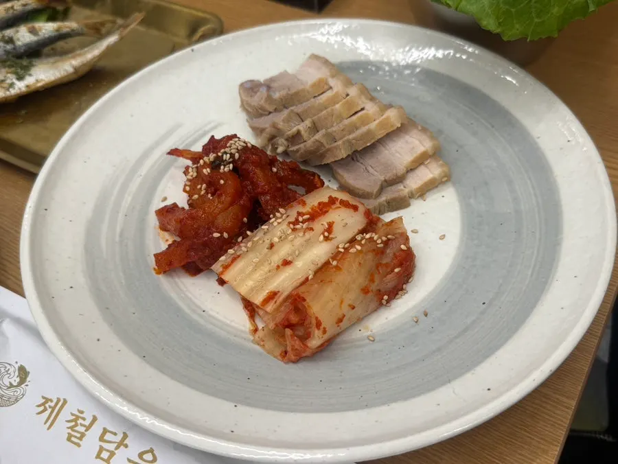 계란찜과 생선이 놓인 상차림