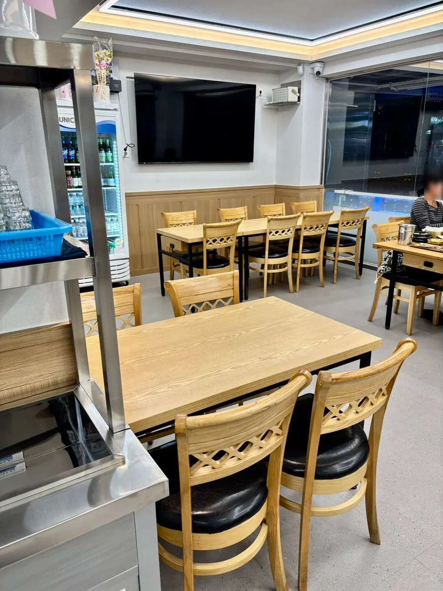 원목 톤의 깔끔한 횟집 내부