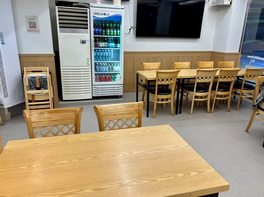 12인 이상 붙여 앉을 수 있는 긴 테이블