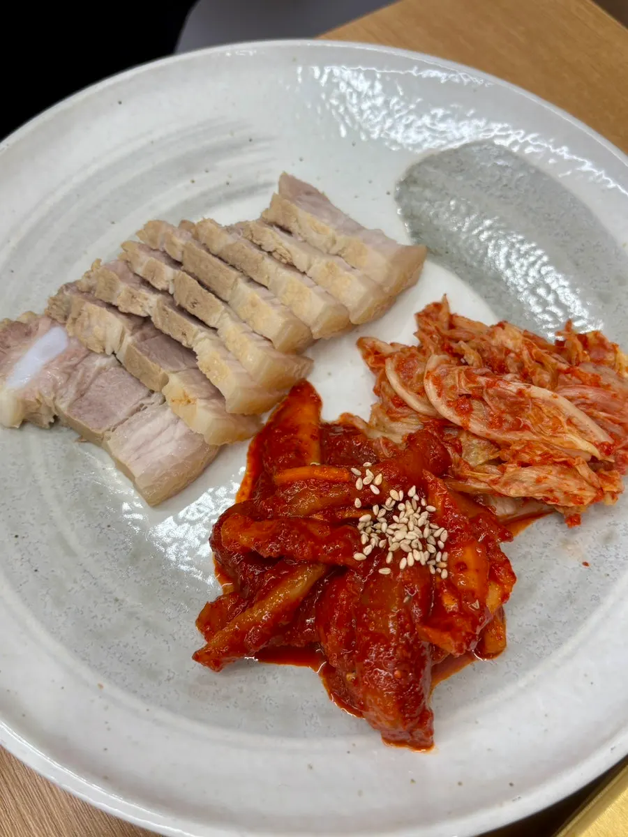 냉제육 김치와 밑반찬