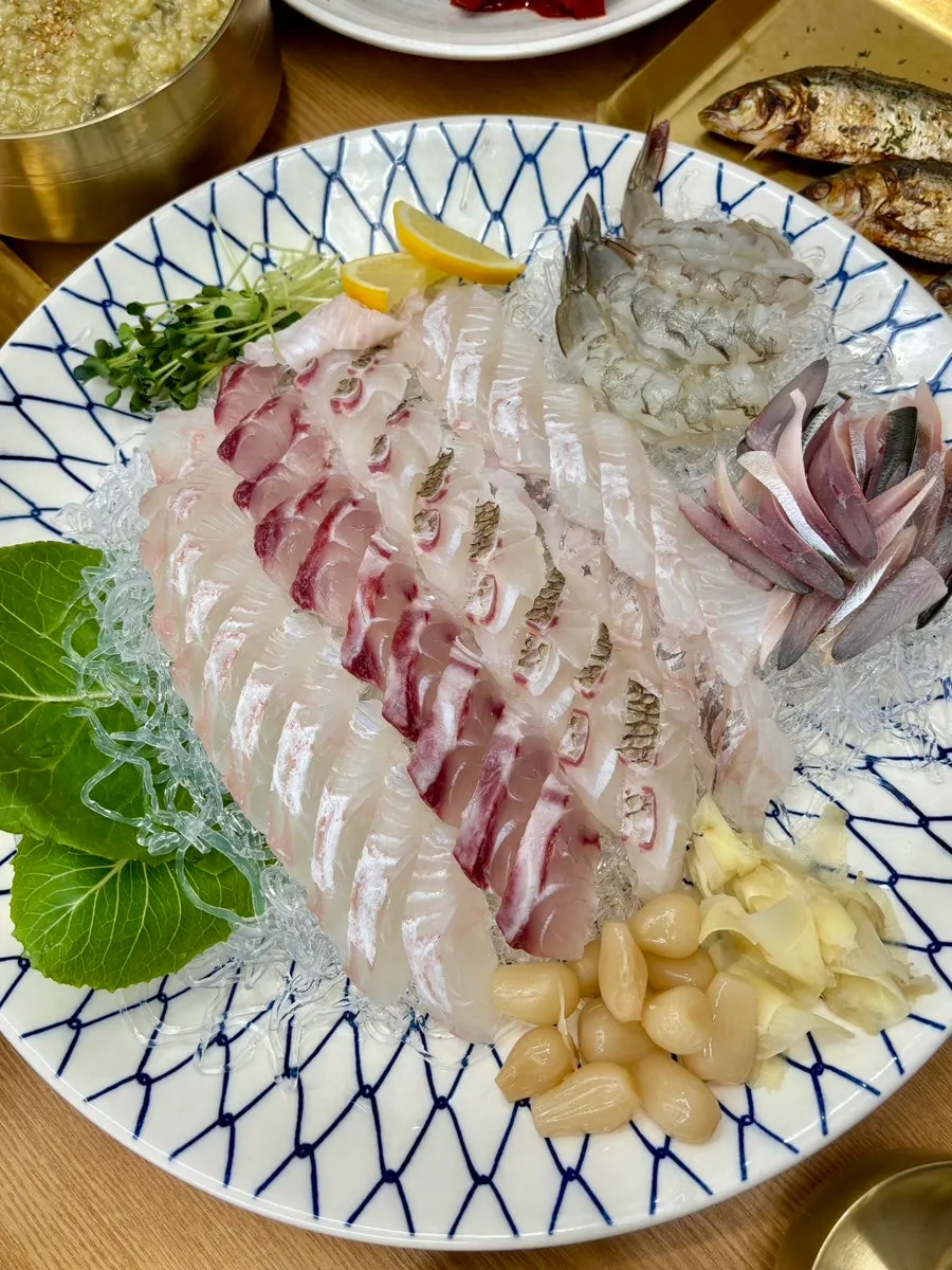 한상 가득 차려진 해산물 상차림 전경