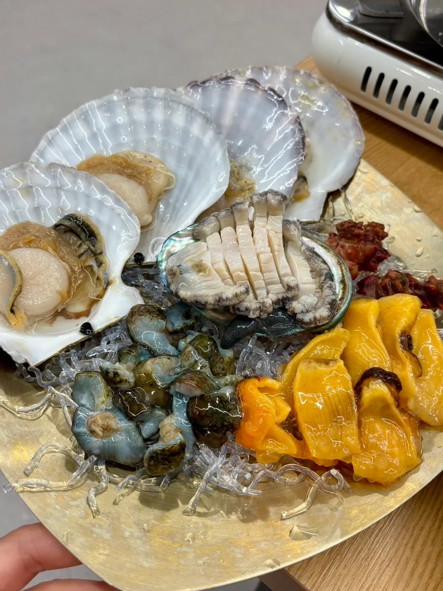 전복과 산낙지가 담긴 해산물 모둠