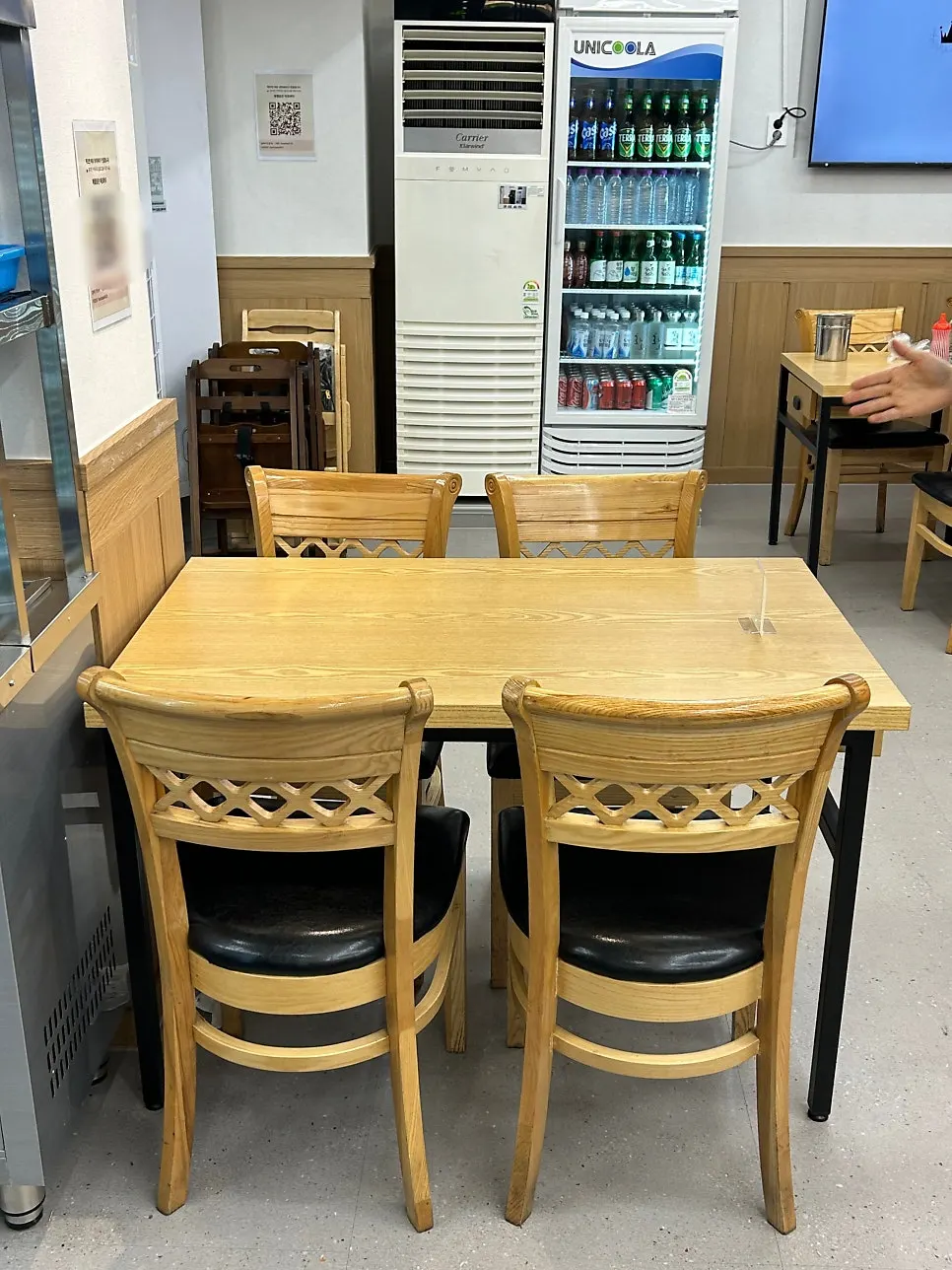 気軽な街の刺身屋の雰囲気の店内