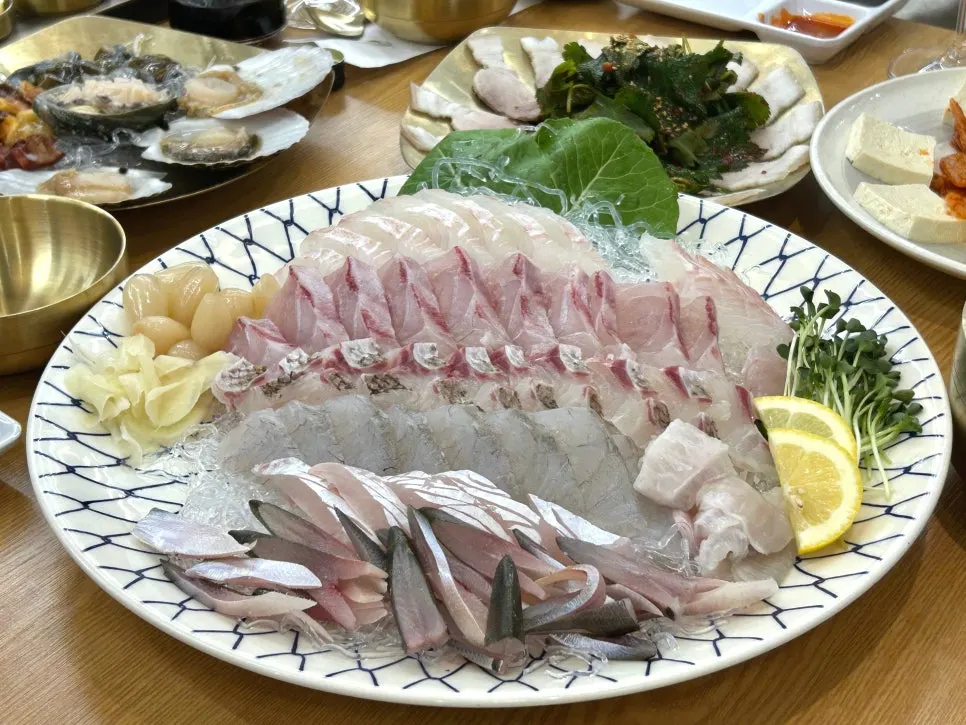 4人分のマポバダ シグニチャー御膳の全体の食卓