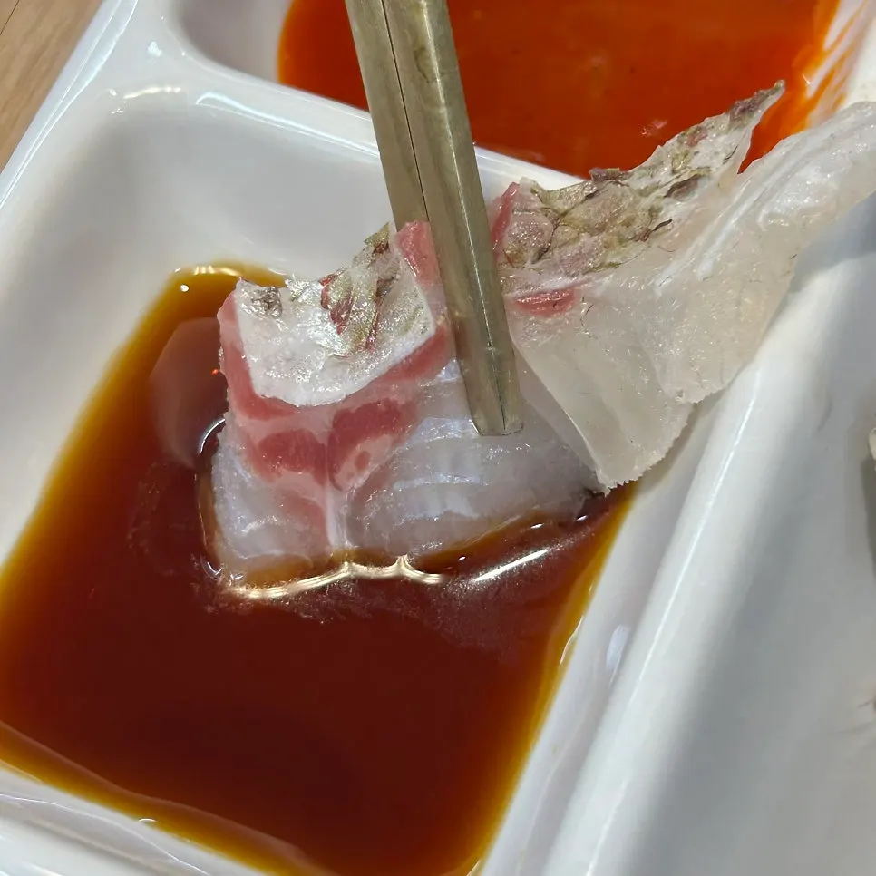 いろんな魚を少しずつ盛った盛り合わせ刺身の皿