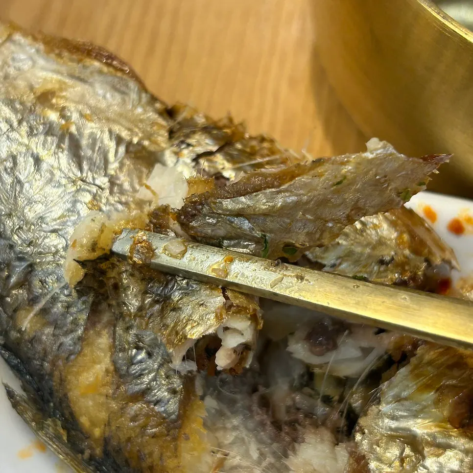 大きめに焼いて出されたコノシロ焼きの皿