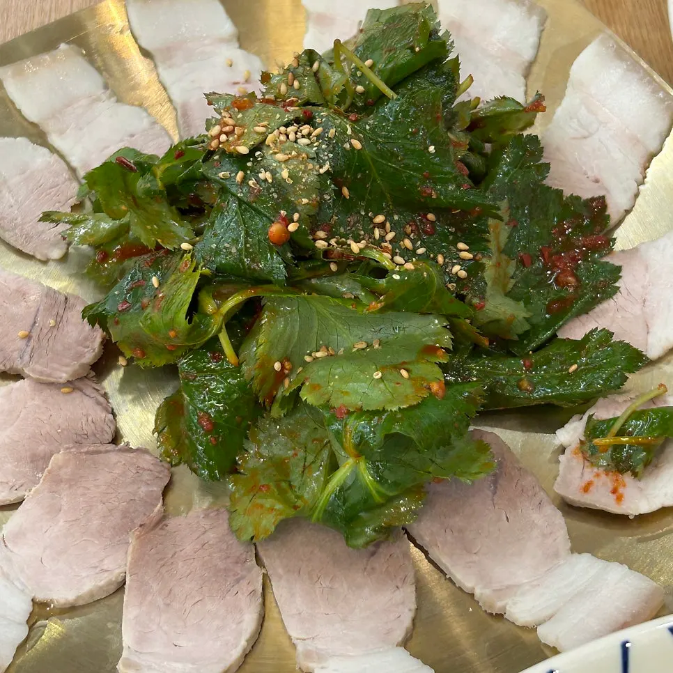 ミツバのナムルが添えられた冷製茹で豚