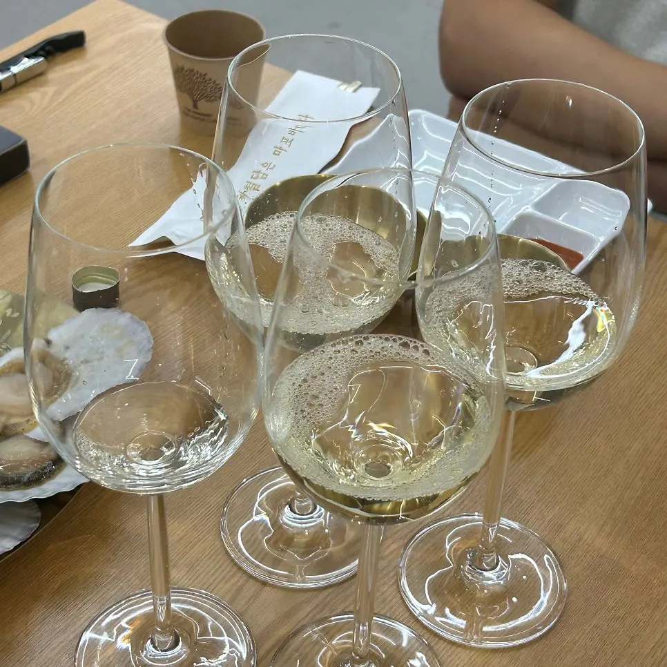 刺身と一緒に飲んだ白ワインのグラス