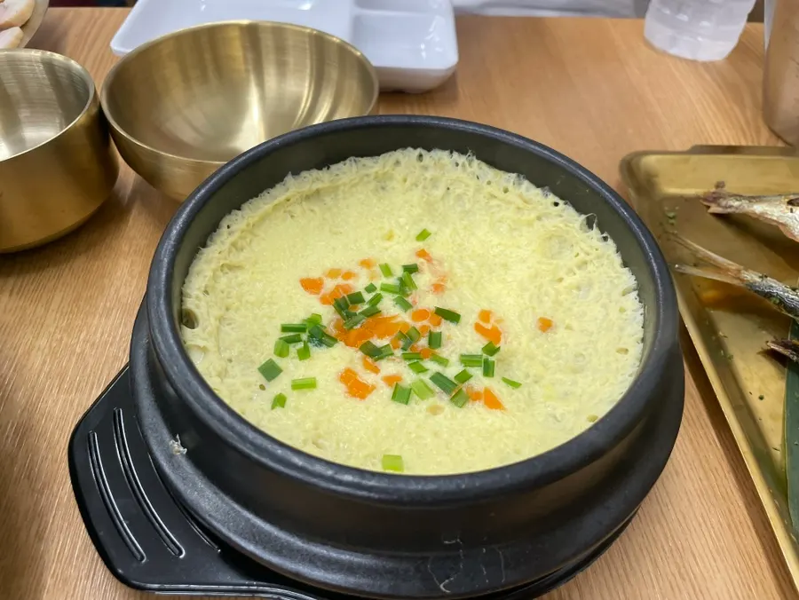 Warm abalone porridge included in the set