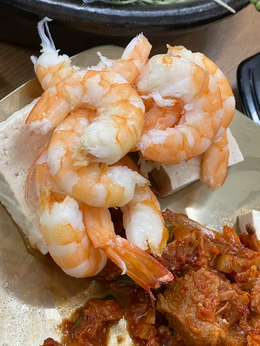 Shrimp grilled golden brown on salt