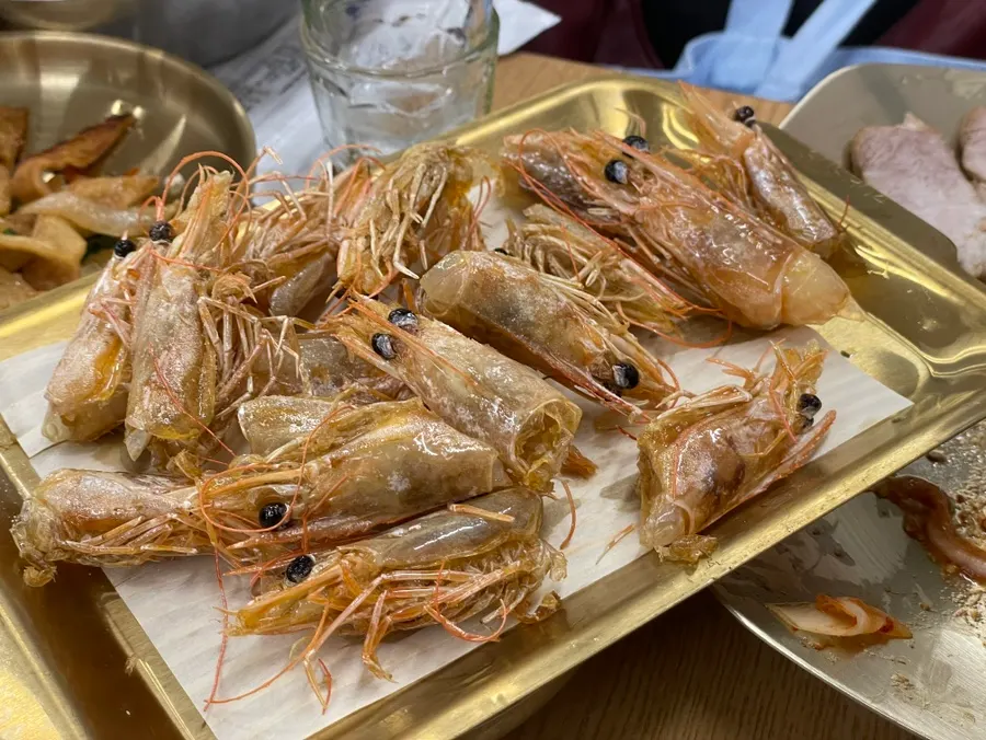 Fried shrimp heads served on the side