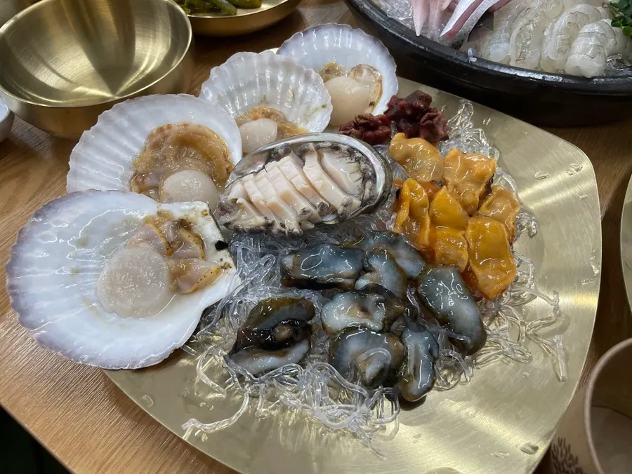 A plate of scallop sashimi, tried for the first time