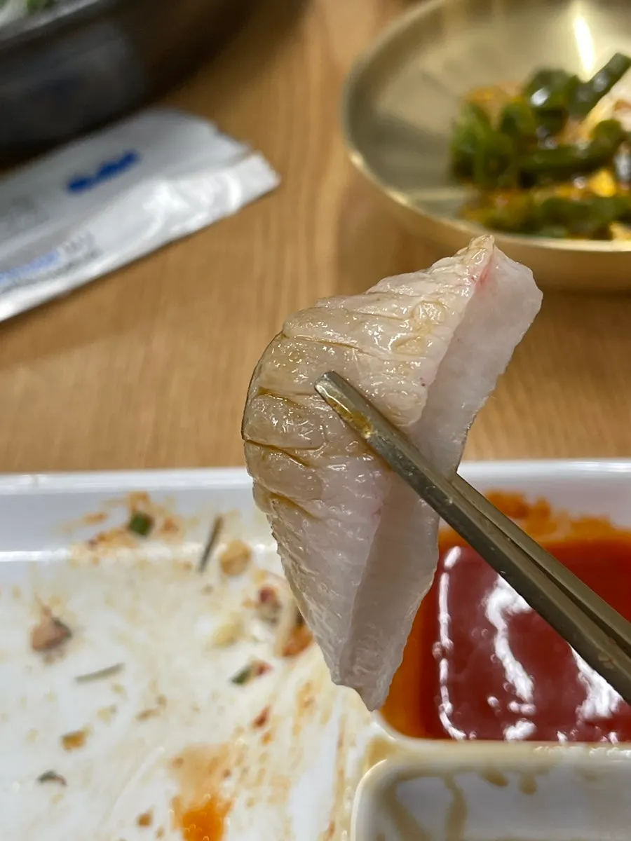 Thickly sliced 4-kind mixed live-fish sashimi
