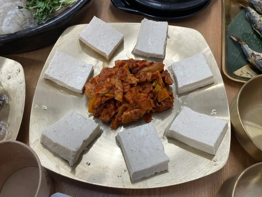 Cold pork slices served with seasoned wild chervil