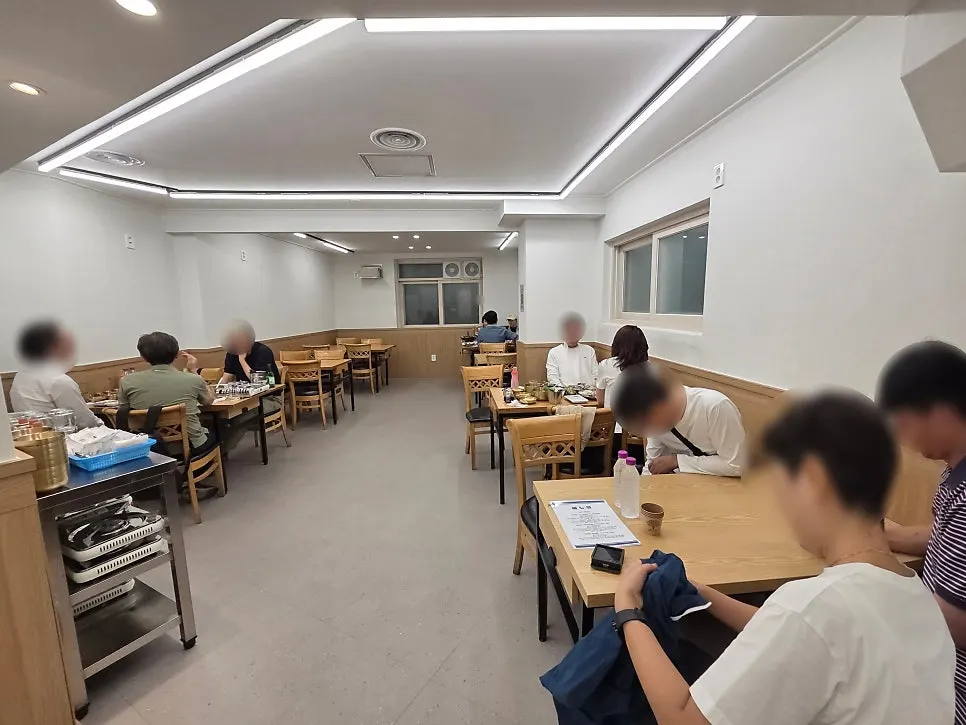 손님으로 가득 찬 마포바다 홀 내부