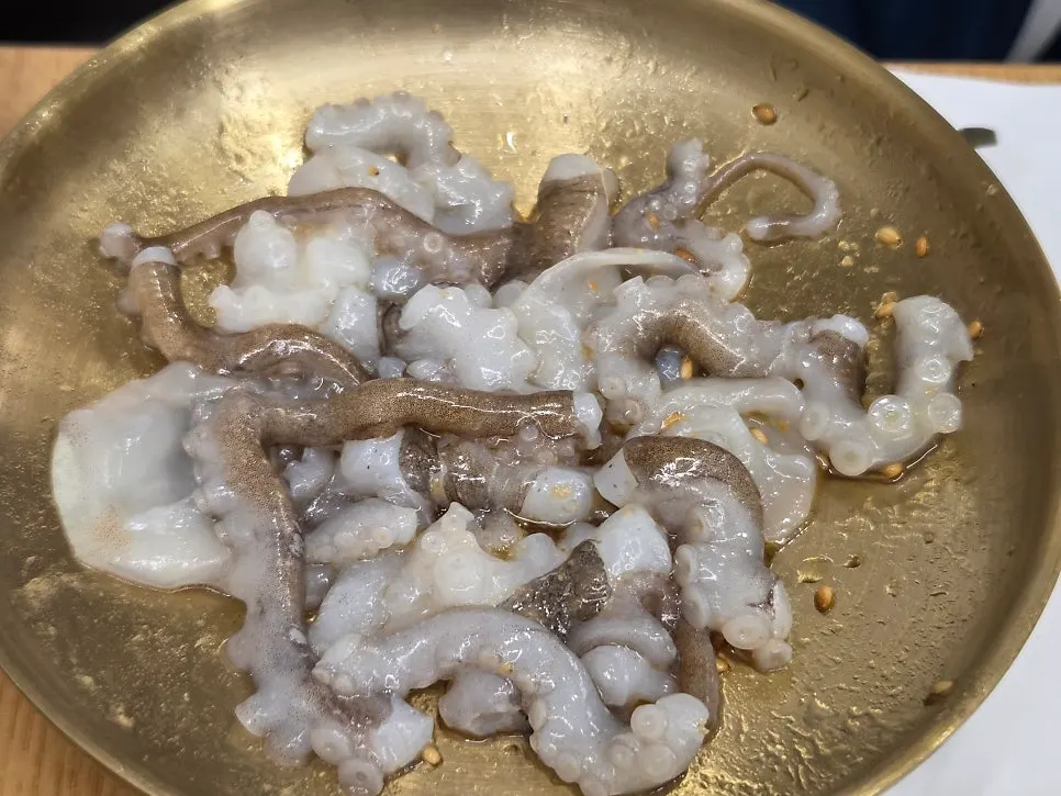참기름에 버무린 낙지탕탕이